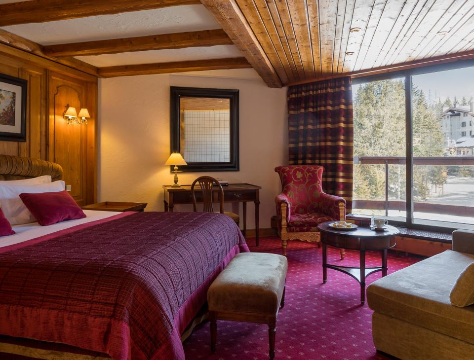 chambre violette avec grand lit double et un balcon-palace des neiges courchevel