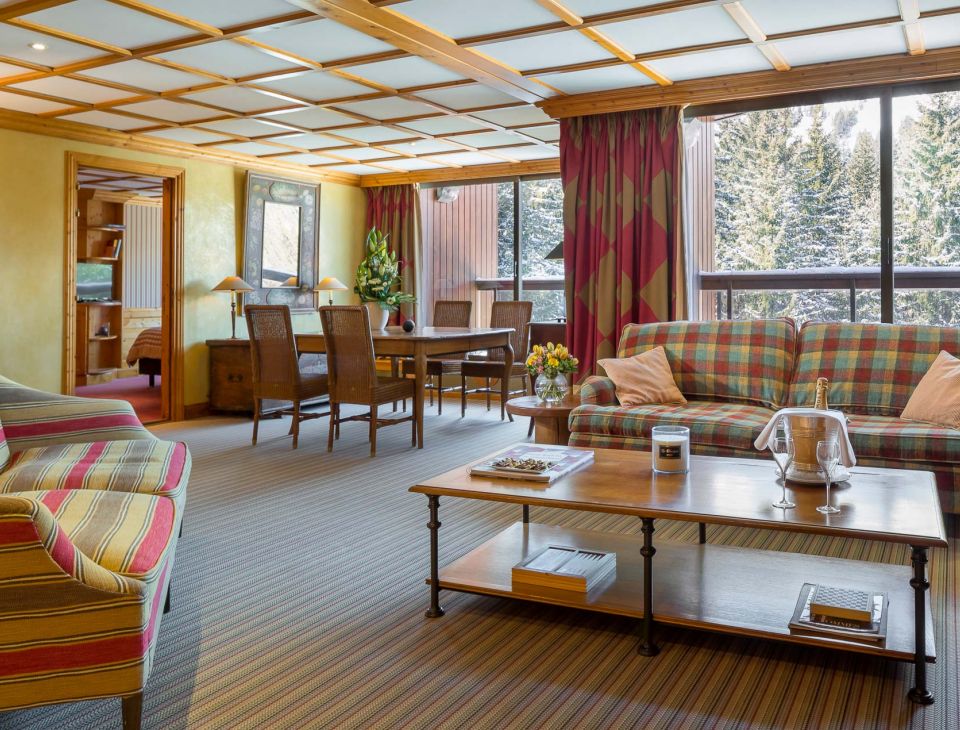 grand salon avec deux canapés et une table à manger-hotel de luxe courchevel