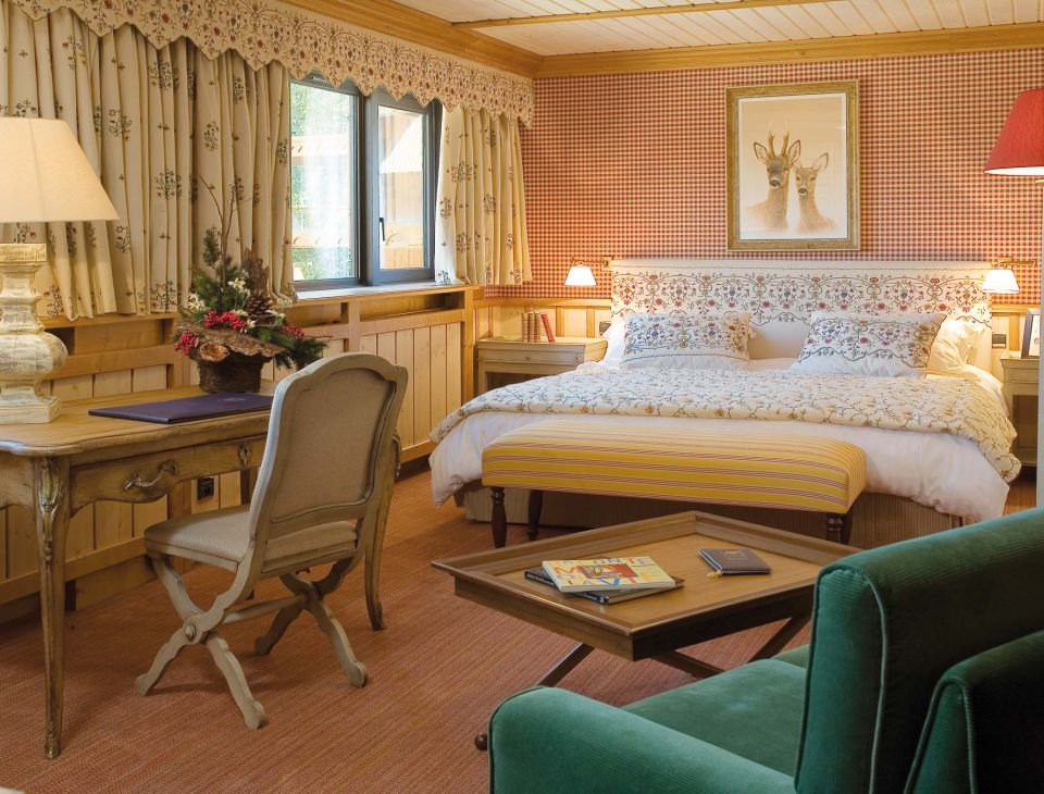 lit double avec un fauteuil et un bureau-hotel de luxe courchevel