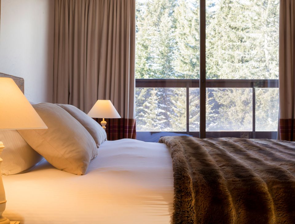 grand lit avec vue sur les sapins-hotel 5 etoiles courchevel