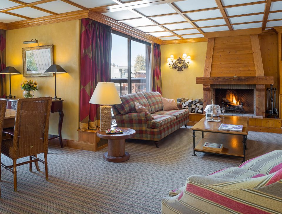 salon avec une cheminée et deux canapés-hotel courchevel luxe