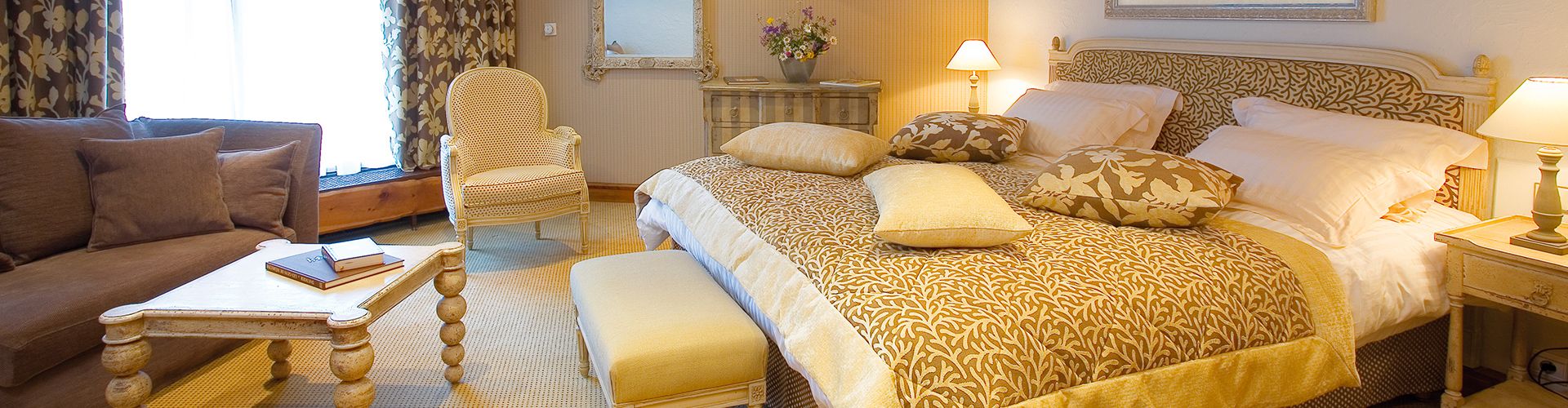 lit double et espace détente avec canapé-hotel courchevel 1850