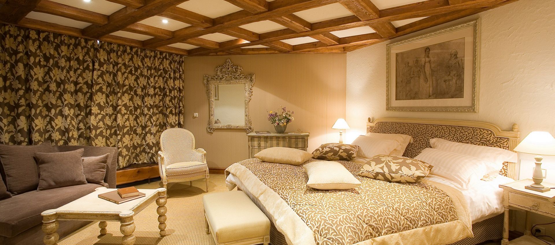 lit double avec un espace détente et un canapé-hôtel courchevel