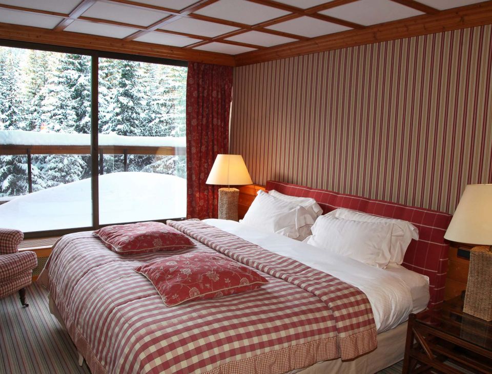 grand lit double avec vue sur les sapins-hotel de luxe courchevel