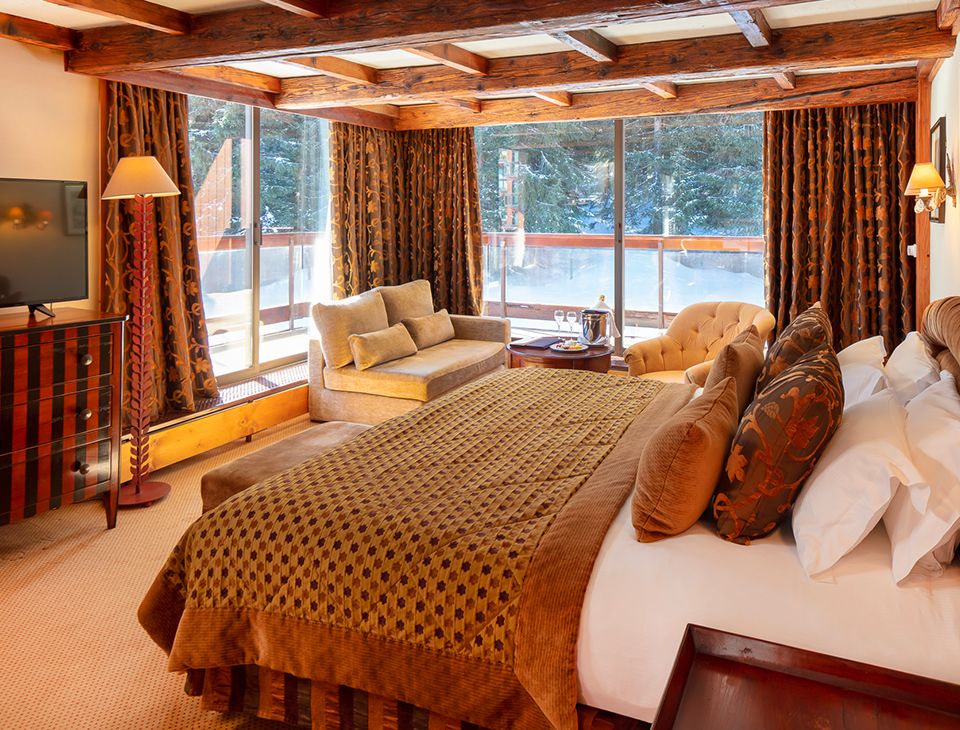 lit double, espace détente avec canapé et télévision-palace des neiges courchevel