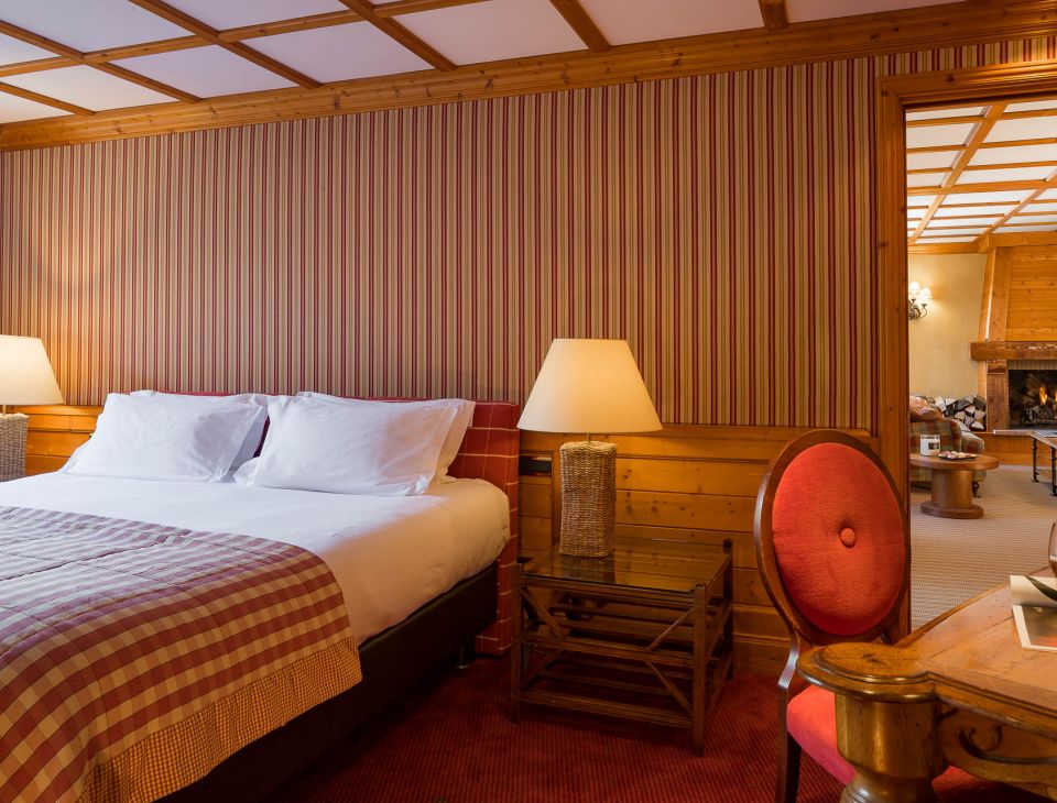 lit double avec un espace bureau-hotel courchevel luxe